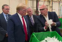 Trump visite une usine de masques… sans masque (détail) Trump visite une usine de masques... sans masque (détail)