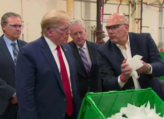 Trump visite une usine de masques… sans masque (détail) Trump visite une usine de masques... sans masque (détail)