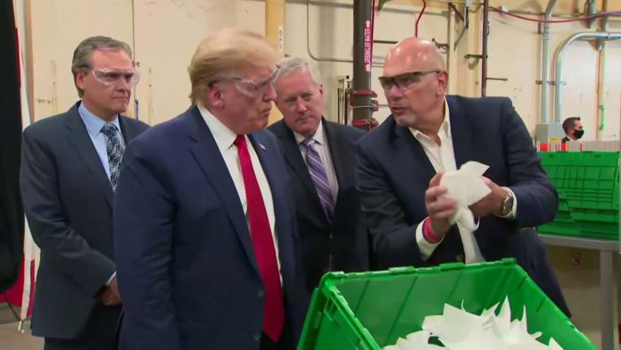 Trump visite une usine de masques... sans masque (détail) Trump visite une usine de masques... sans masque (détail)