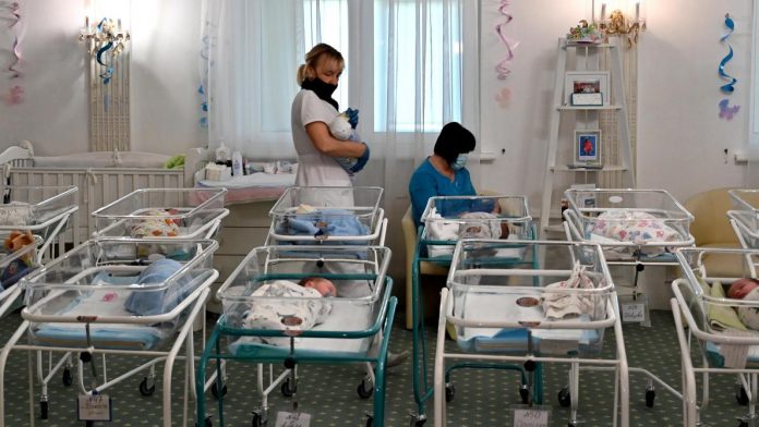 Ukraine : Des bébés de mères porteuses bloqués en raison du coronavirus