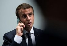 Un boulanger reçoit un appel d’Emmanuel Macron (détail) Un boulanger reçoit un appel d'Emmanuel Macron (détail)