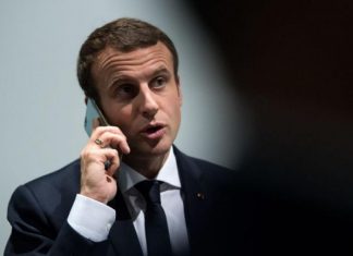 Un boulanger reçoit un appel d’Emmanuel Macron (détail) Un boulanger reçoit un appel d'Emmanuel Macron (détail)