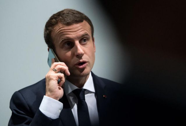 Un boulanger reçoit un appel d'Emmanuel Macron (détail) Un boulanger reçoit un appel d'Emmanuel Macron (détail)