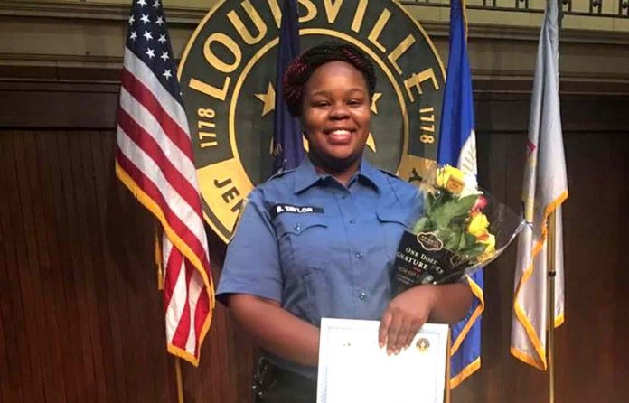 Une jeune ambulancière noire abattue par erreur par des policiers aux Etats-Unis Une jeune ambulancière noire abattue par erreur par des policiers aux Etats-Unis