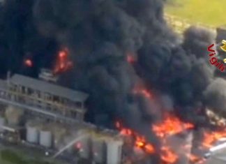 Venise : Explosion dans une usine chimique, les habitants priés de ne pas sortir (Vidéo) Venise : Explosion dans une usine chimique, les habitants priés de ne pas sortir (détail)