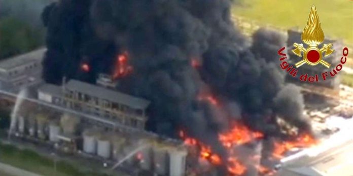Venise Explosion dans une usine chimique, les habitants priés de ne pas sortir (détail) Venise : Explosion dans une usine chimique, les habitants priés de ne pas sortir (détail)