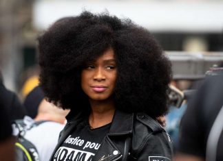 Assa Traoré porte plainte contre le préfet Lallement (détail) Assa Traoré porte plainte contre le préfet Lallement (détail)