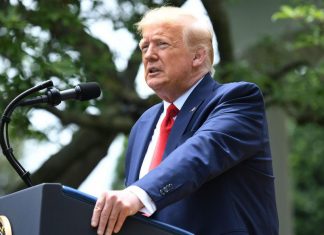 Donald Trump se félicite du vaccin contre le VIH qui n’existe pas Donald Trump se félicite du vaccin contre le VIH qui n'existe pas