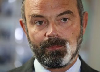 Édouard Philippe : Désarmer les forces de l’ordre est « une idée baroque » (détail) Édouard Philippe : Désarmer les forces de l'ordre est "une idée baroque" (détail)