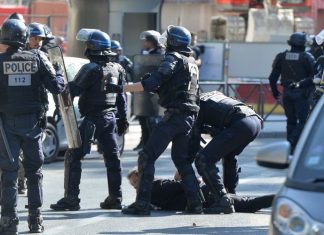 Gilet jaune: Un policier condamné à 18 mois de prison avec sursis pour avoir matraqué une femme de 62 ans à Strasbourg Gilet jaune: Un policier condamné à 18 mois de prison avec sursis pour avoir matraqué une femme de 62 ans à Strasbourg