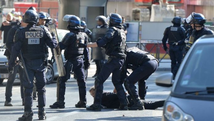 Gilet jaune: Un policier condamné à 18 mois de prison avec sursis pour avoir matraqué une femme de 62 ans à Strasbourg