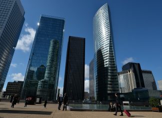 Intervention de police en cours dans le quartier de la Défense (détail) Intervention de police en cours dans le quartier de la Défense (détail)