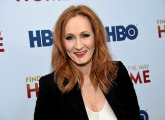 J.K. Rowling affirme avoir été victime de violences conjugales (détail) J.K. Rowling affirme avoir été victime de violences conjugales (détail)