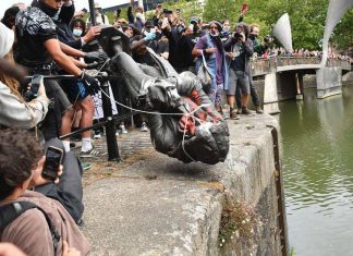 La statue d’un négrier déboulonnée et jetée à l’eau à Bristol (Vidéo) La statue d'un négrier déboulonnée et jetée à l'eau à Bristol (Vidéo)