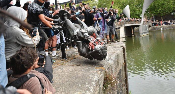 La statue d'un négrier déboulonnée et jetée à l'eau à Bristol (Vidéo)