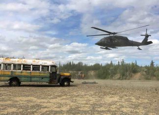Le vieux bus d' »Into the Wild” déplacé pour protéger ses “pèlerins » (détail) Le vieux bus d'"Into the Wild” déplacé pour protéger ses “pèlerins" (détail)