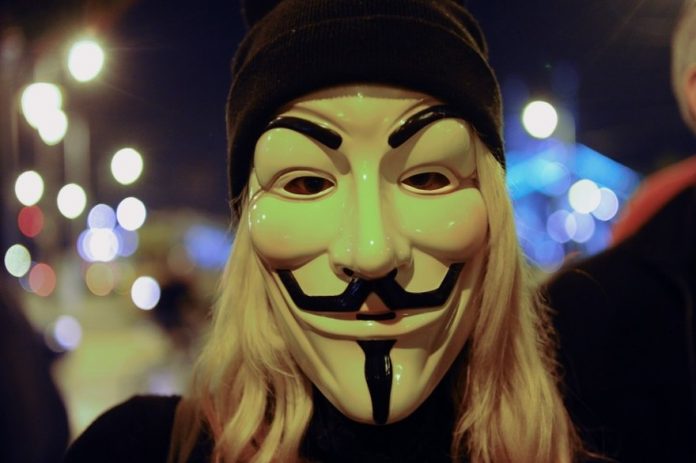 Les Anonymous s'attaquent à la police de Minneapolis (détail)