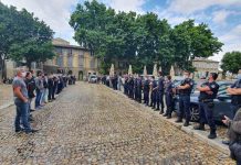 Les policiers posent leurs menottes au sol contre Christophe Castaner (détail) Les policiers posent leurs menottes au sol contre Christophe Castaner (détail)