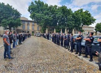Les policiers posent leurs menottes au sol contre Christophe Castaner (détail) Les policiers posent leurs menottes au sol contre Christophe Castaner (détail)