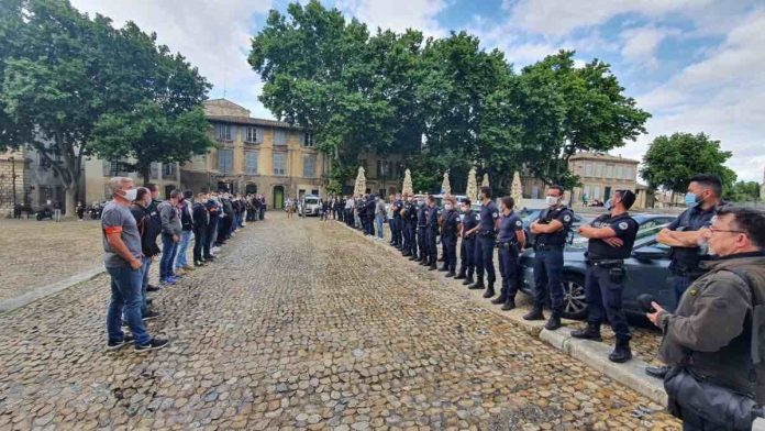Les policiers posent leurs menottes au sol contre Christophe Castaner (détail)