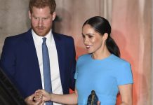 Meghan Markle et le prince Harry signent leur premier contrat (détail) Meghan Markle et le prince Harry signent leur premier contrat (détail)