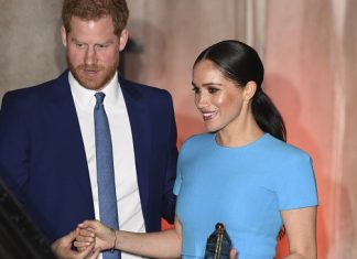 Meghan Markle et le prince Harry signent leur premier contrat (détail) Meghan Markle et le prince Harry signent leur premier contrat (détail)