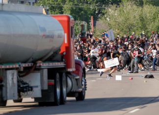 Minneapolis : Un camion fonce dans la foule de manifestants Minneapolis : Un camion fonce dans la foule de manifestants