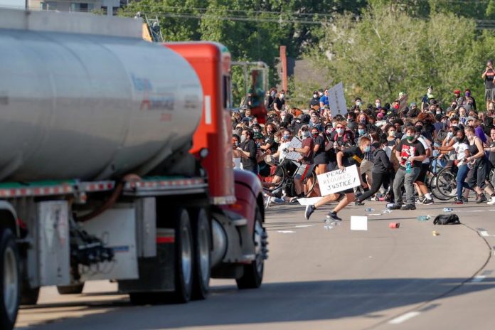 Minneapolis : Un camion fonce dans la foule de manifestants