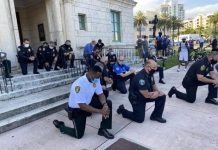 Mort de George Floyd : des policiers mettent un genou à terre (Image) Mort de George Floyd : des policiers mettent un genou à terre (Image)
