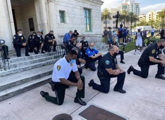 Mort de George Floyd : des policiers mettent un genou à terre (Image) Mort de George Floyd : des policiers mettent un genou à terre (Image)