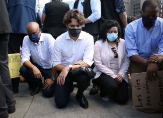 Mort de George Floyd : Justin Trudeau un genou à terre pendant 8 minutes Mort de George Floyd : Justin Trudeau un genou à terre pendant 8 minutes
