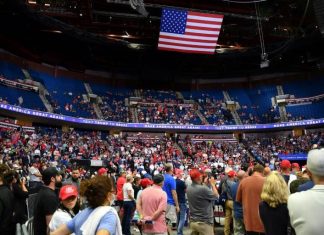 Peu de monde au meeting de Donald Trump (détail) Peu de monde au meeting de Donald Trump (détail)
