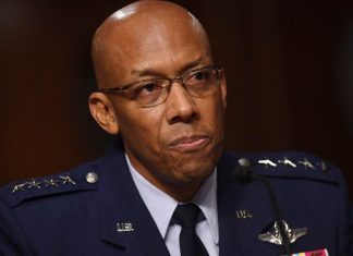 Un aviateur noir, devient le plus haut gradé de l’US Air Force (détail) Un aviateur noir, devient le plus haut gradé de l’US Air Force (détail)