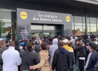 Un magasin Lidl créé la cohue en proposant une PS4 à 95 euros Un magasin Lidl créé la cohue en proposant une PS4 à 95 euros