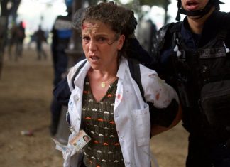 Une Infirmière interpellée lors de la manifestation des soignants à Paris Une Infirmière interpellée lors de la manifestation des soignants à Paris