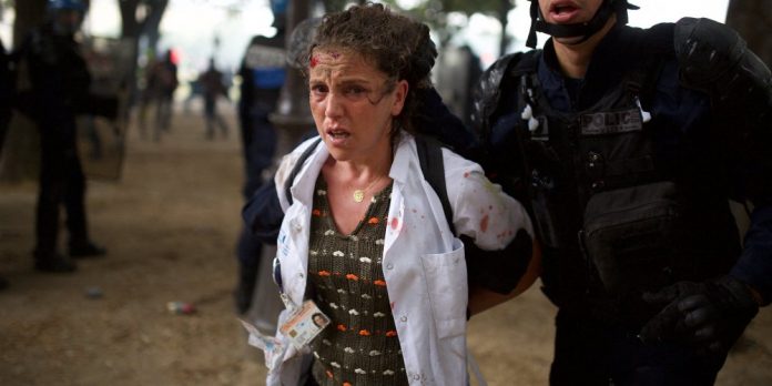 Une Infirmière interpellée lors de la manifestation des soignants à Paris