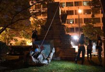 Washington: La statue d’un général confédéré déboulonnée par les manifestants Washington: La statue d'un général confédéré déboulonnée par les manifestants
