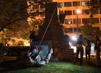 Washington: La statue d’un général confédéré déboulonnée par les manifestants Washington: La statue d'un général confédéré déboulonnée par les manifestants