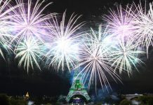 Forte affluence pour le feu d’artifice à Paris (détail) Forte affluence pour le feu d'artifice à Paris (détail)
