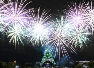 Forte affluence pour le feu d’artifice à Paris (détail) Forte affluence pour le feu d'artifice à Paris (détail)