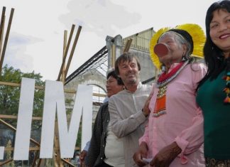 Le chef Raoni hospitalisé au Brésil (détail) Le chef Raoni hospitalisé au Brésil (détail)