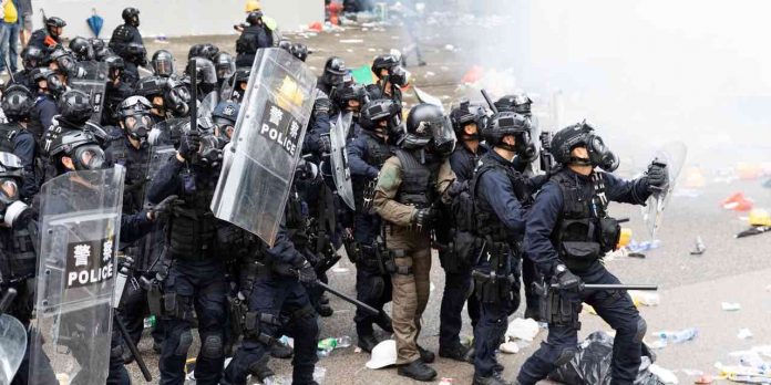 Les vastes pouvoirs de surveillance de la police de Hong Kong (détail) Les vastes pouvoirs de surveillance de la police de Hong Kong (détail)