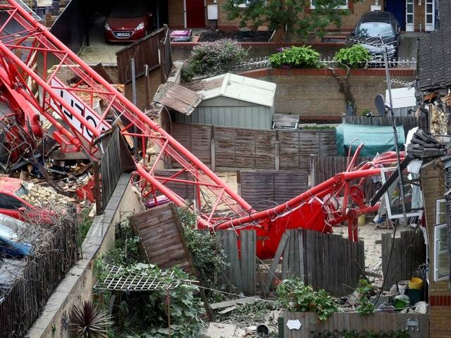 Londres : une grue s'effondre sur un chantier, un mort et quatre blessés