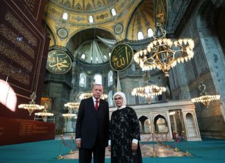 Turquie : l’église Sainte-Sophie « reconvertie » en mosquée Turquie : l'église Sainte-Sophie "reconvertie" en mosquée