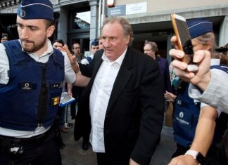 Depardieu entendu par la police pour viols (détail) Depardieu entendu par la police pour viols (détail)