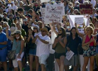 Des centaines de manifestants à Madrid contre le port du masque obligatoire (détail) Des centaines de manifestants à Madrid contre le port du masque obligatoire (détail)