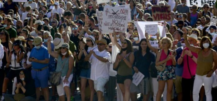 Des centaines de manifestants à Madrid contre le port du masque obligatoire (détail)