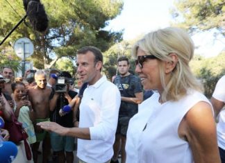 Emmanuel Macron : avec Brigitte, il s’offre une soirée pizza (détail) Emmanuel Macron : avec Brigitte, il s'offre une soirée pizza (détail)