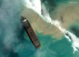 Île Maurice : le bateau échoué menace de se briser (détail) Île Maurice : le bateau échoué menace de se briser (détail)