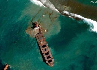 Marée noire à l’île Maurice : le capitaine du bateau arrêté (détail) Marée noire à l'île Maurice : le capitaine du bateau arrêté (détail)